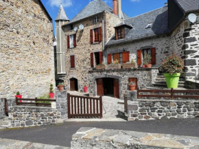Maison typique pleine de charme Peyrusse Cantal